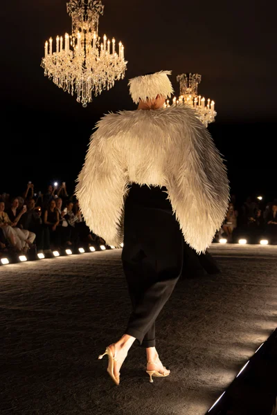 Look 16